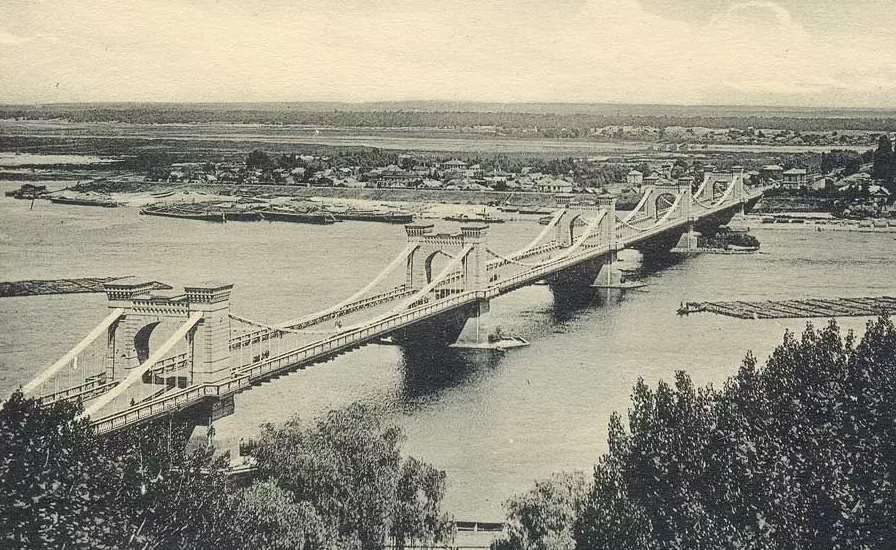 Ланцюговий міст і північна частина Передмостової слобідки. Вздовж краю селища видно протиповеневий захисний земляний вал. Фото 1899 року.