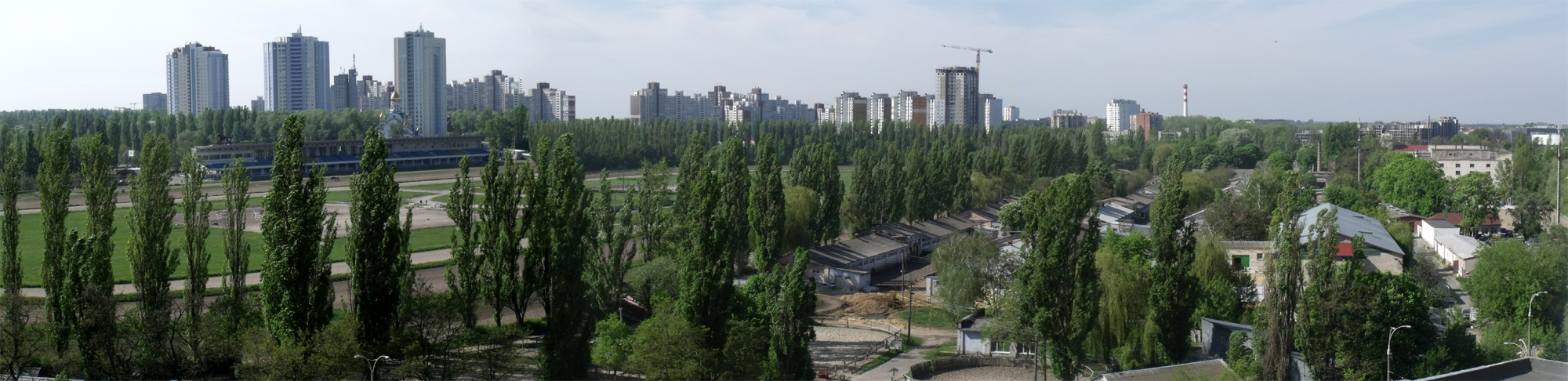 Центральний іподром України із стайнями; позаду — житловий масив Теремки І. 2016 рік