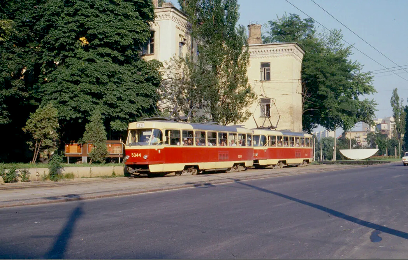 Пологовий будинок (колишній нічліжний притулок Миколи Терещенка). Фото 1980-х років.