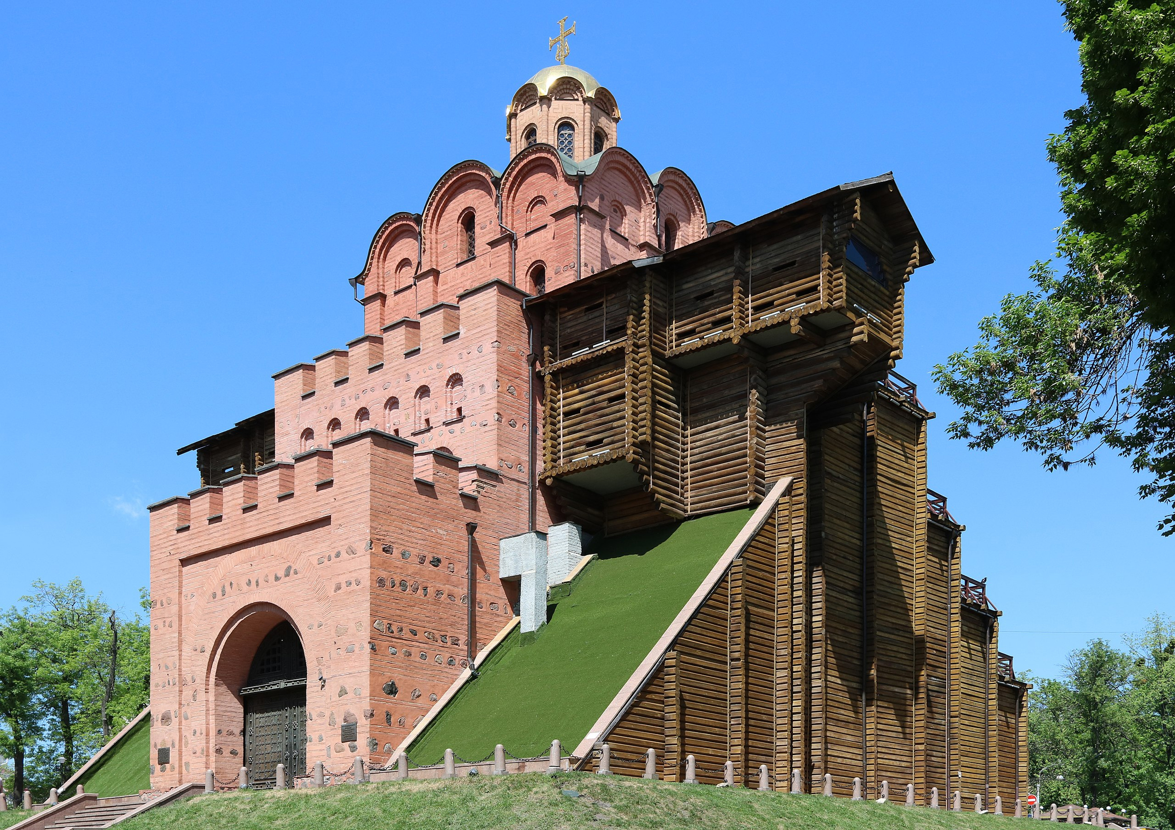 Сучасний вигляд павільйону над залишками Золотих воріт. Фото Г. Чернілевського.