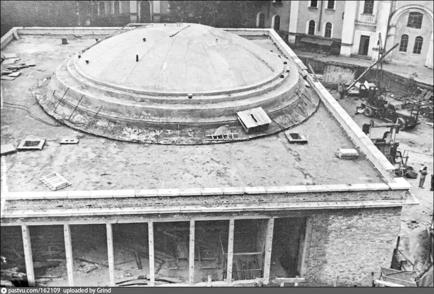 Будівництво вестибюля станції метро «Арсенальна». Фото 1960 року.