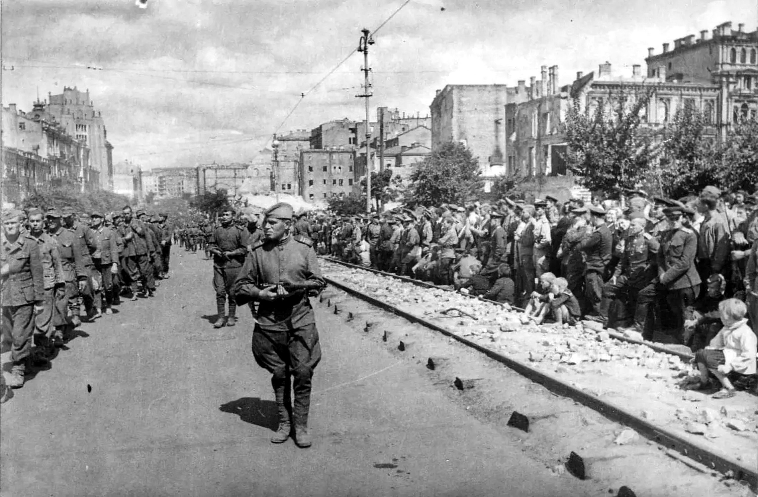 Вид на Хрещатик з боку Бессарабської площі. Фото Г. Угриновича 1944 року