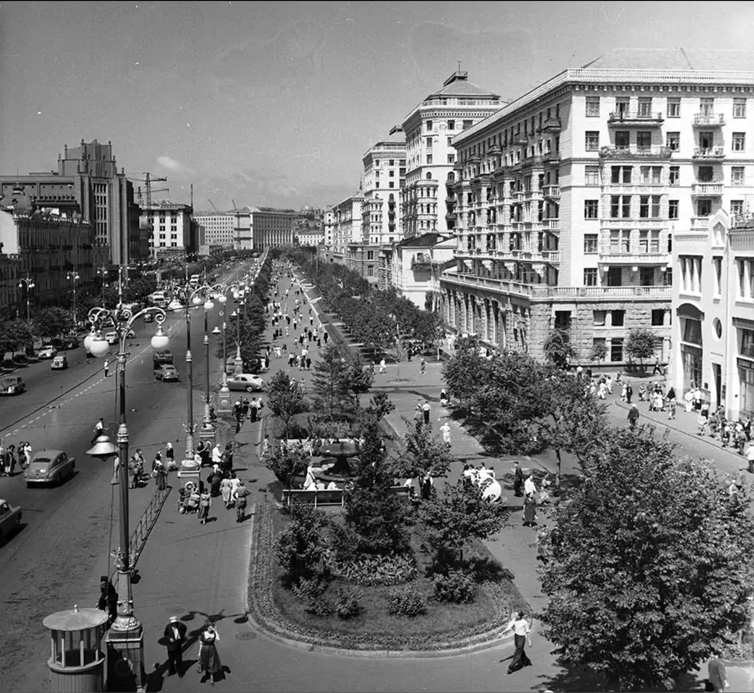 Вид на Хрещатик з боку Бессарабської площі. Фото О. Примаченка 1954 року