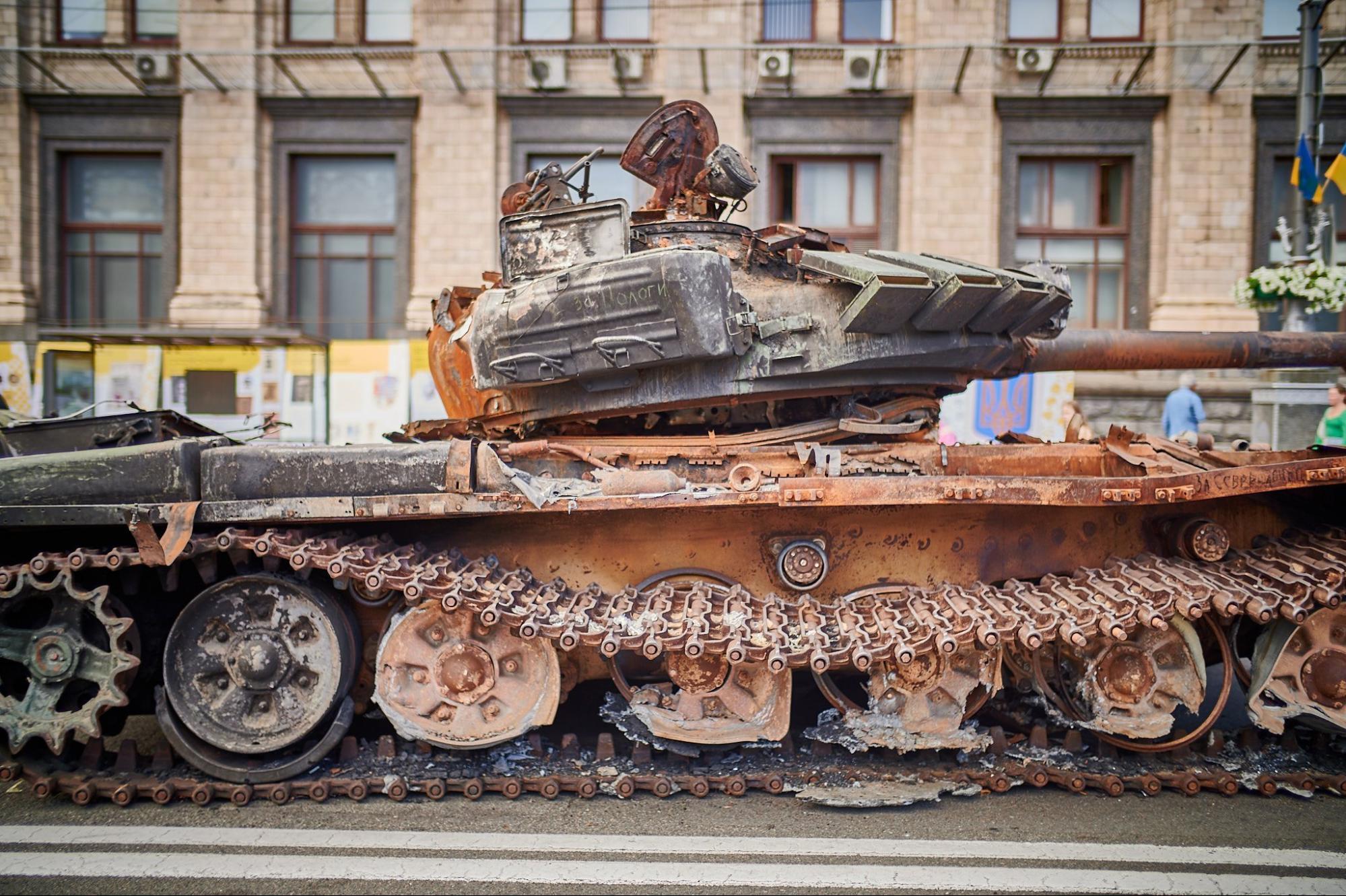 Знищена російська військова техніка на Хрещатику. Світлина 2022 року