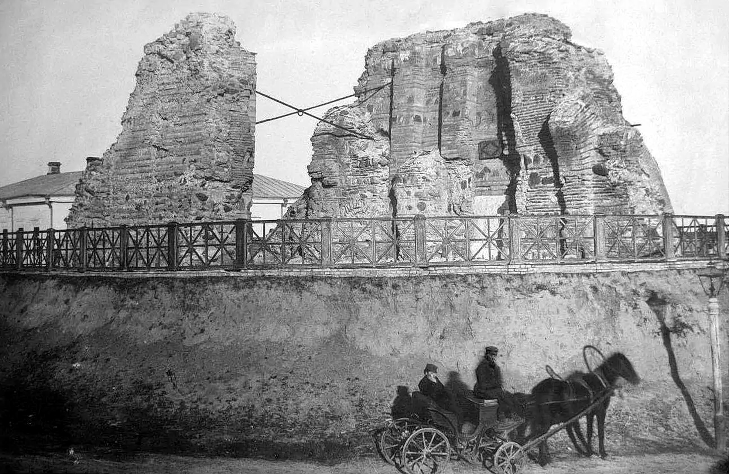 Стіни Золотих воріт на фото третьої чверті ХІХ століття