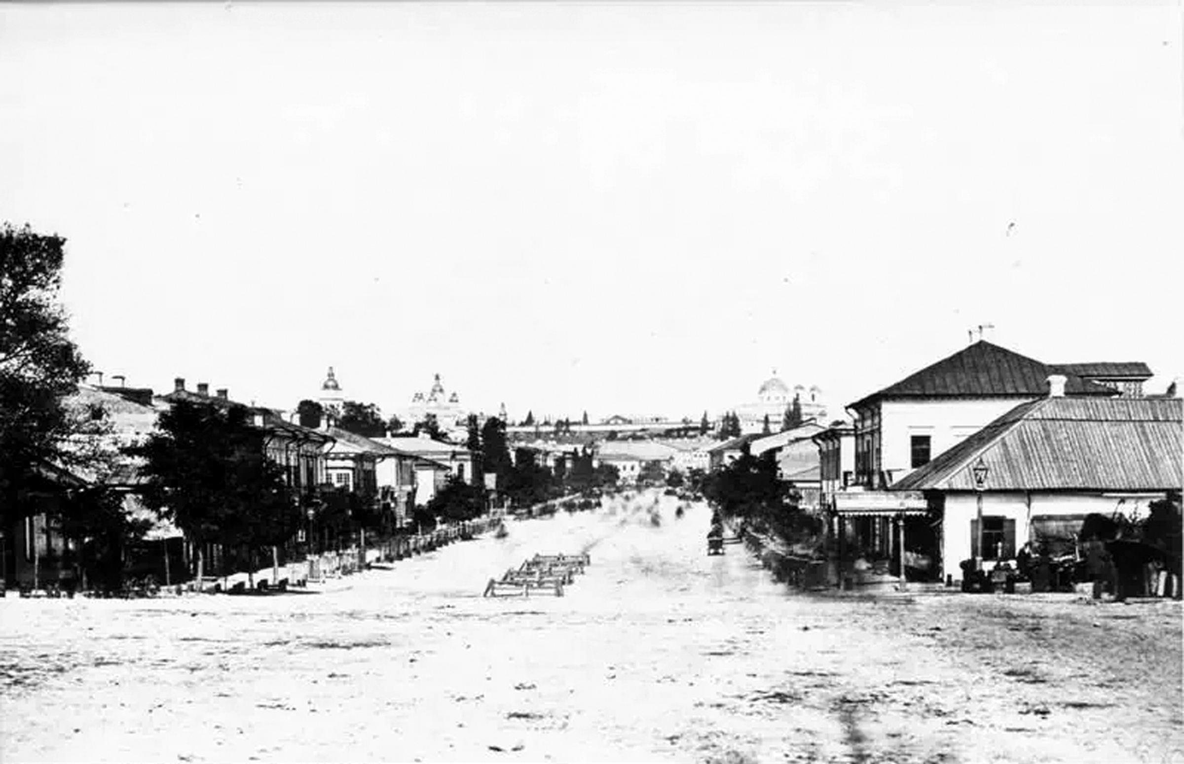 Вид на Хрещатик з боку Бессарабської площі. Фото 1860-х років.