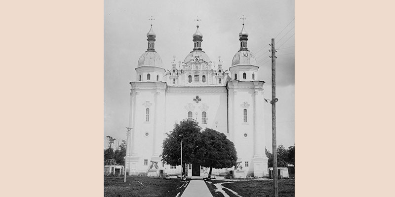Микільський військовий собор із заходу. Світлина початку ХХ століття. З колекції Національного заповідника «Києво-Печерська лавра» Микільська брама Нової Печерської фортеці. Фото початку ХХ століття