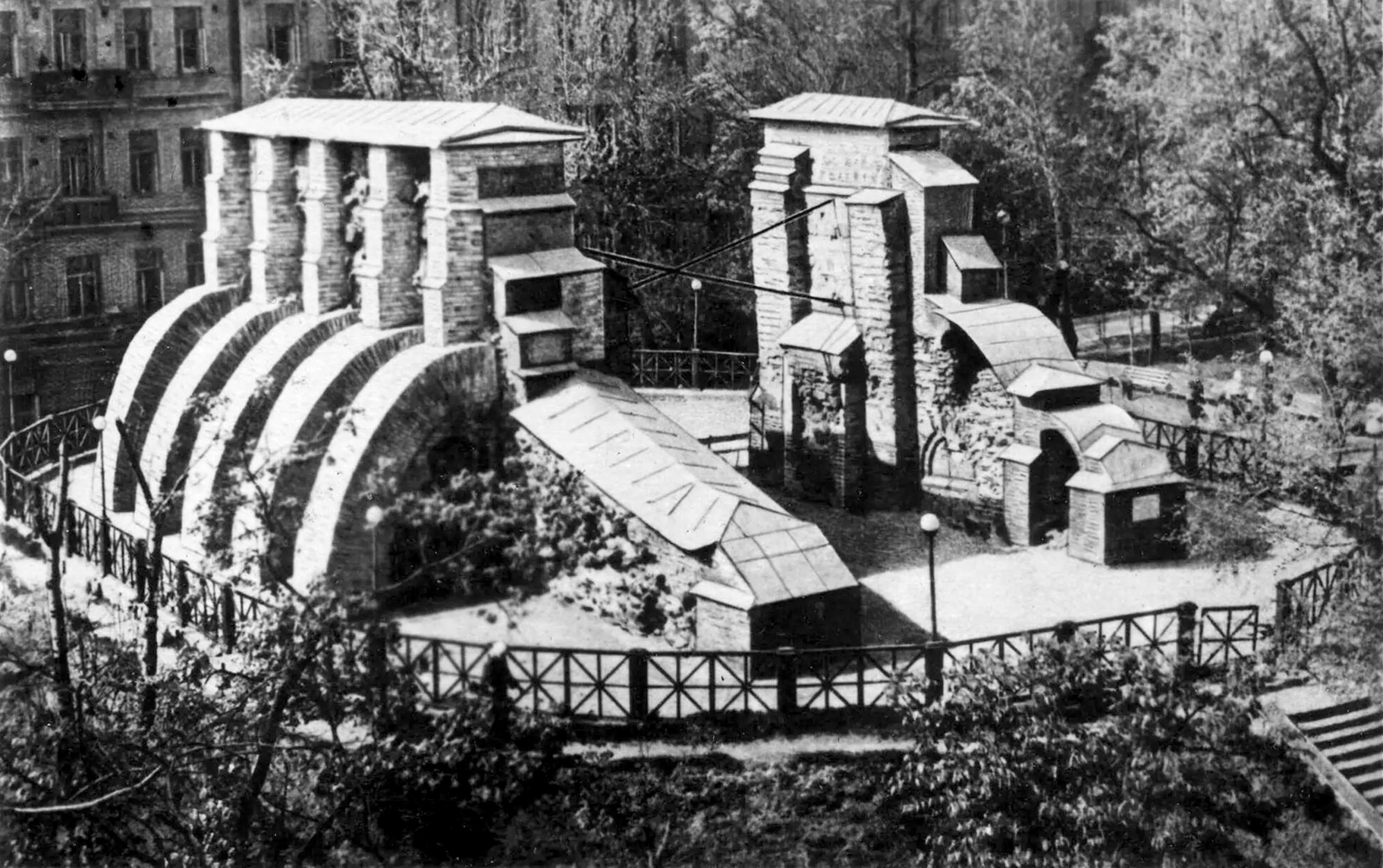 Залишки Золотих воріт. Фото початку 1960-х років