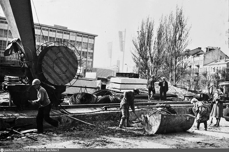 Будівництво станції метро «Палац спорту».