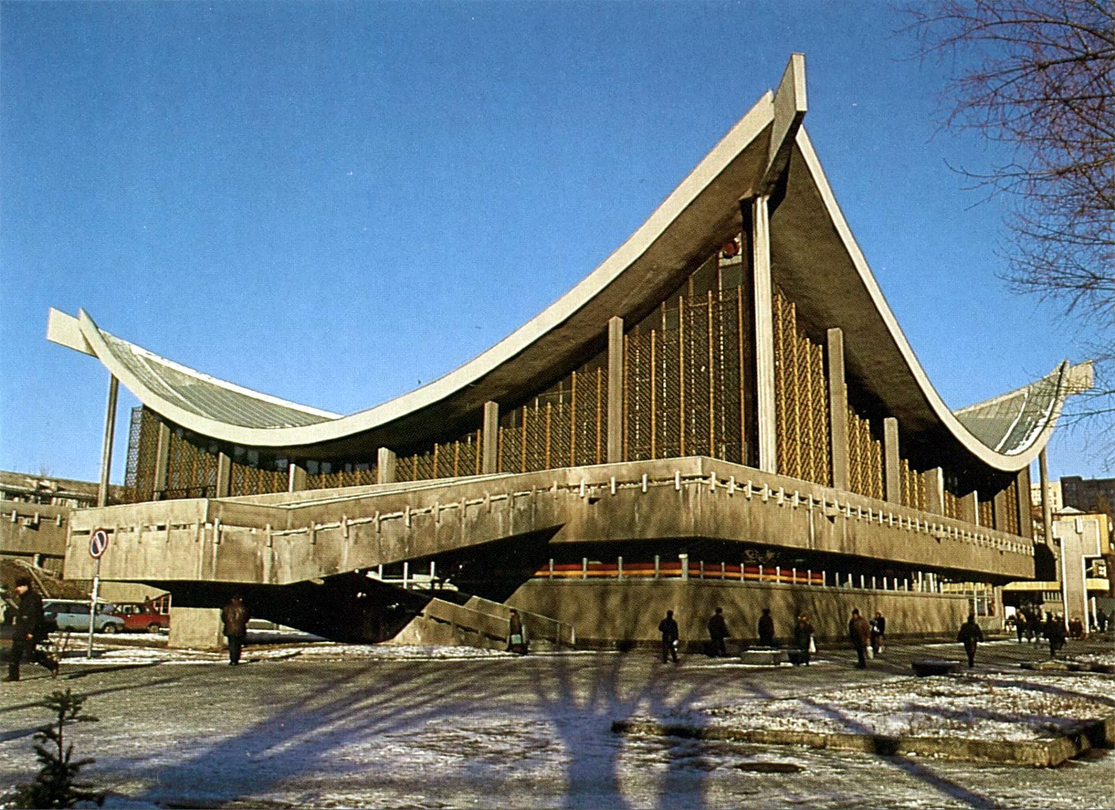 Будинок меблів. Фото 1996 року авторства М. Андрєєва.