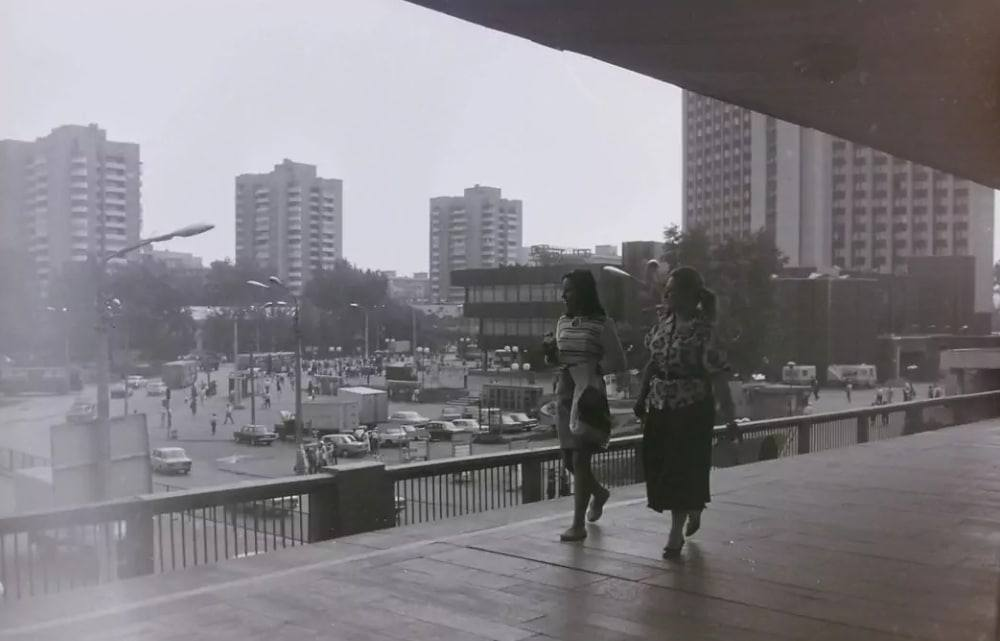 Станція метро Лівобережна. Світлина 1990-х років