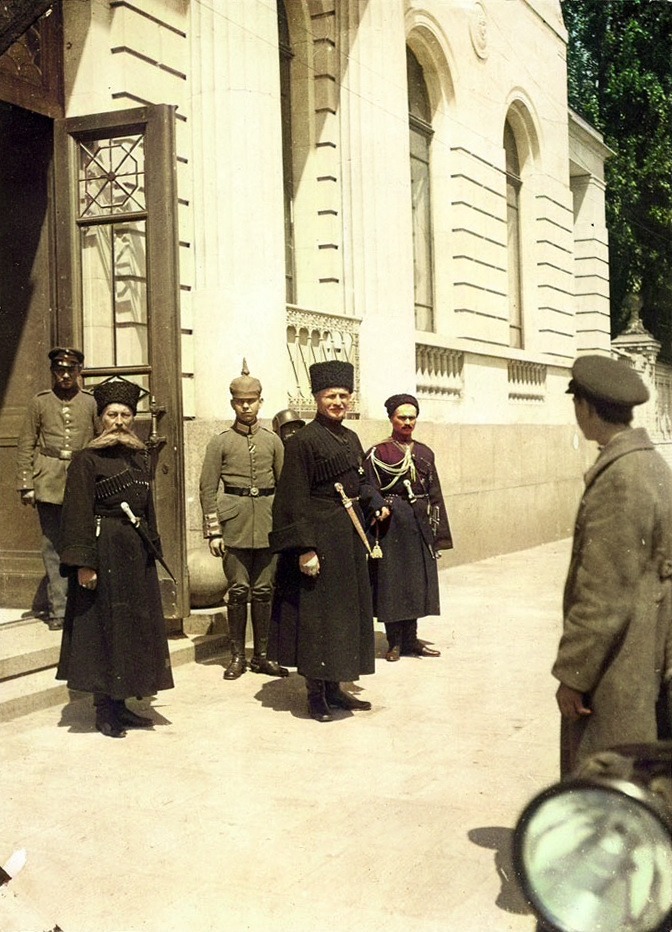 Павло Скоропадський на ганку будинку Уварових (вулиця Липська, 16)