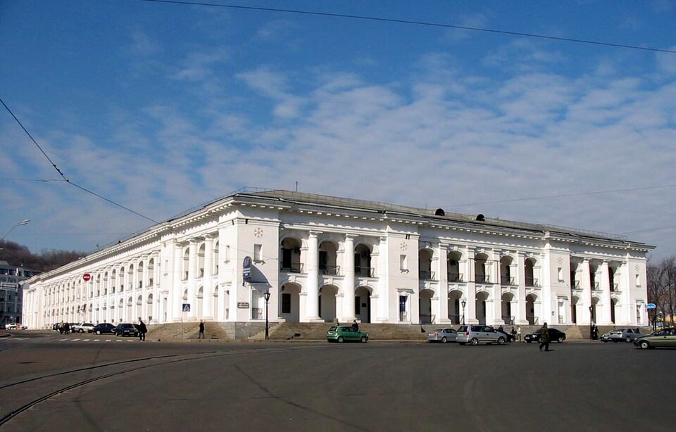 Контрактова площа. Фото 1916 року. Попереду — фонтан «Самсон», позаду ліворуч — староакадемічний корпус Києво-Могилянської академії, у центрі — дзвіниця і Богоявленський собор Братського монастиря, праворуч — Гостиний двір.