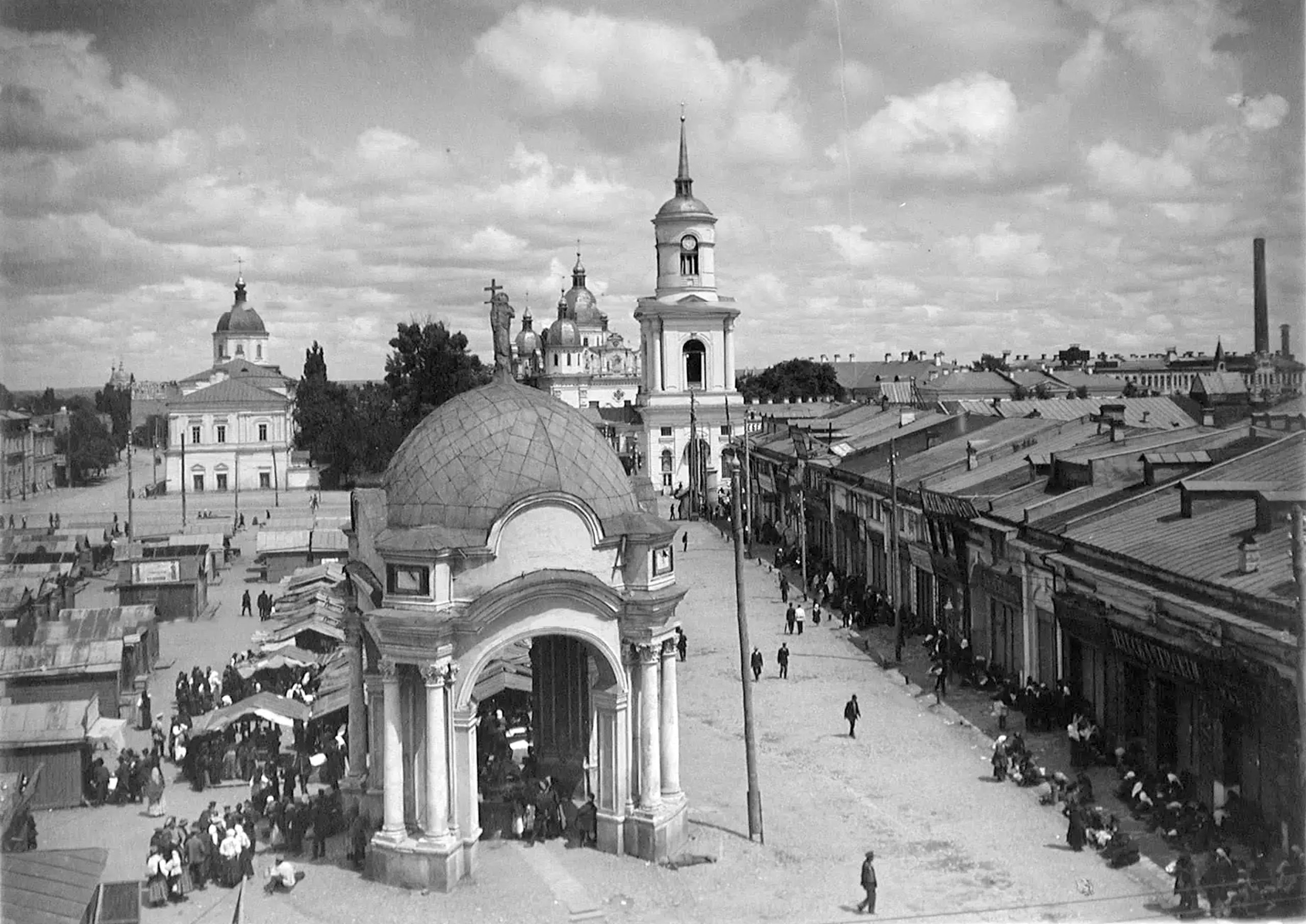Гостинний двір. Фото С. Клименка 2000-х років.