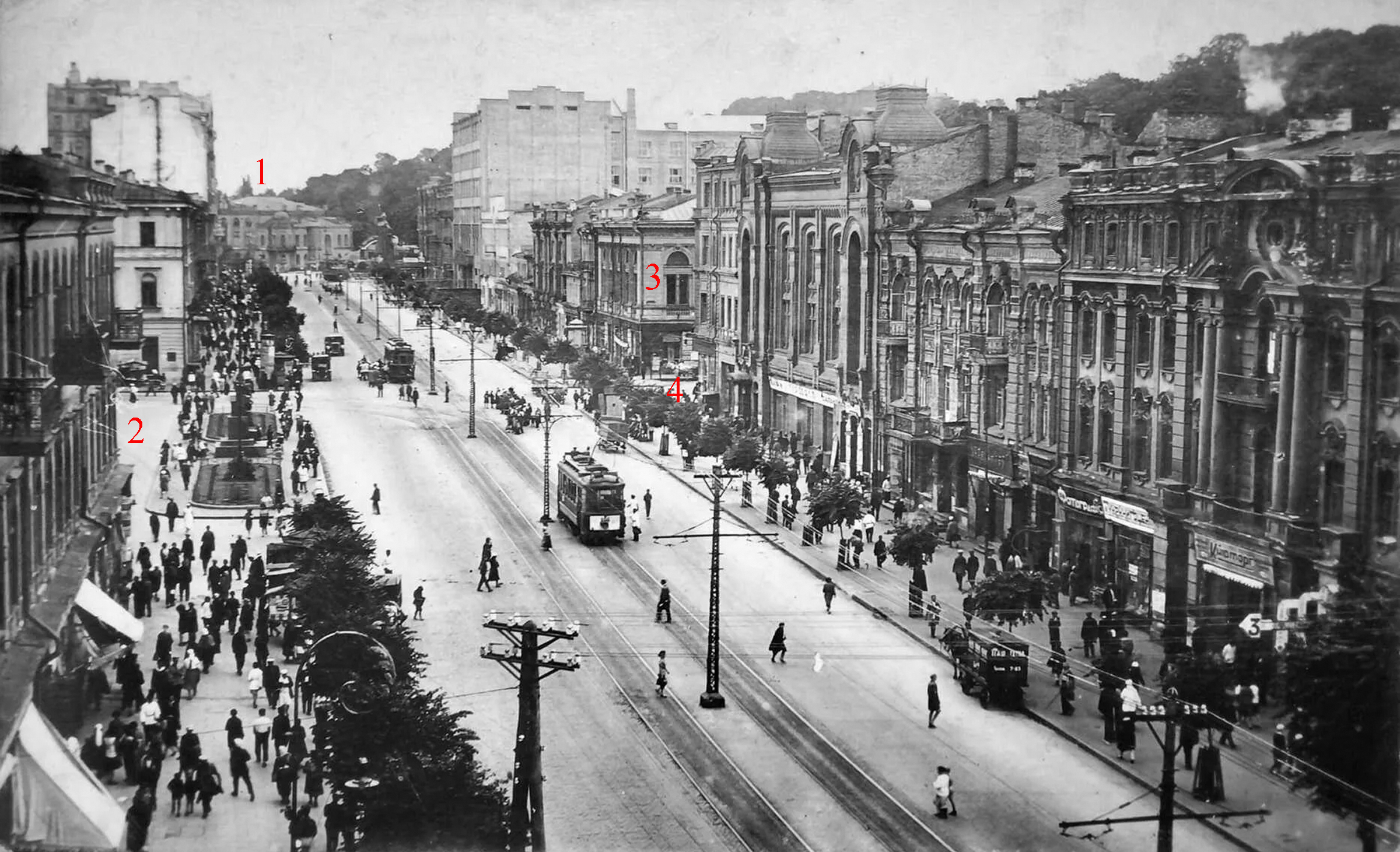 Хрещатик в районі Майдану Незалежності в 1920-х роках: 1 — будівля філармонії; 2 — частина площі; 3 — будівля Київської біржі; 4 — початок вулиці Університетської (Алеї Героїв Небесної Сотні).