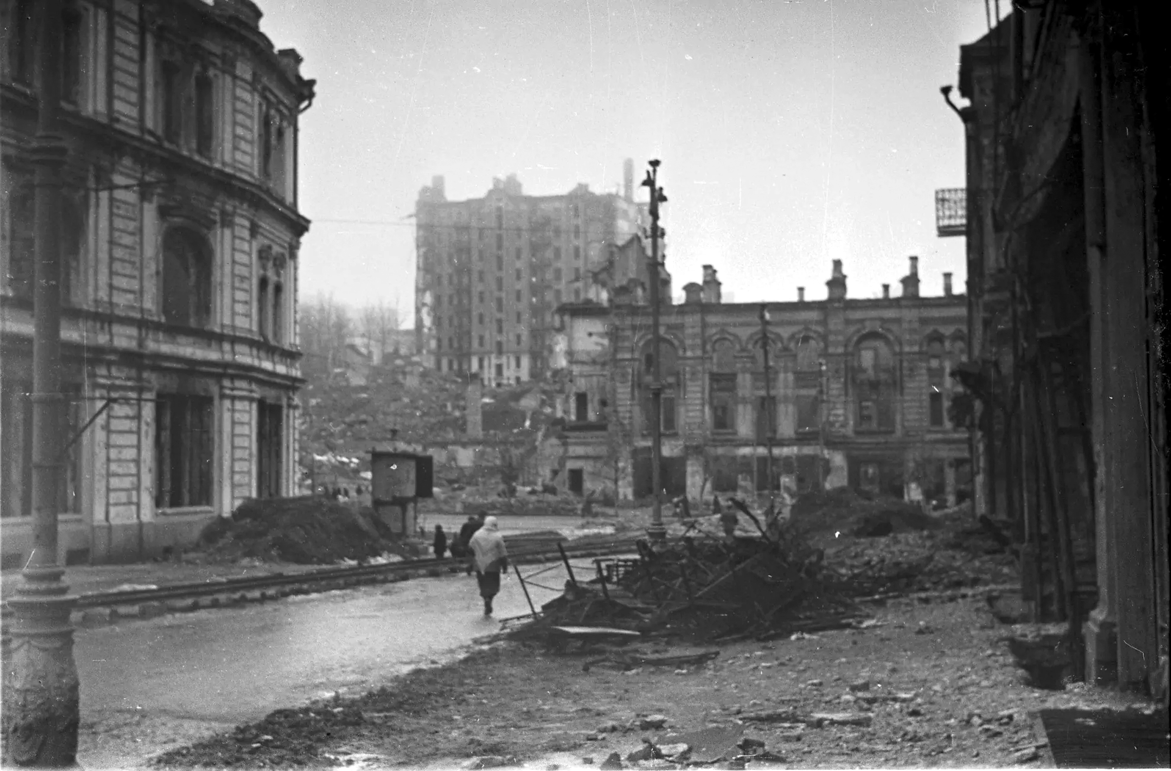 Майдан Незалежності в 1943 році. Ліворуч — спалена будівля міської Думи, праворуч — будинок Ейсманів (на його місці побудовано Головпоштамт), позаду на горі — хмарочос Гінзбурга, де зараз стоїть готель «Україна».