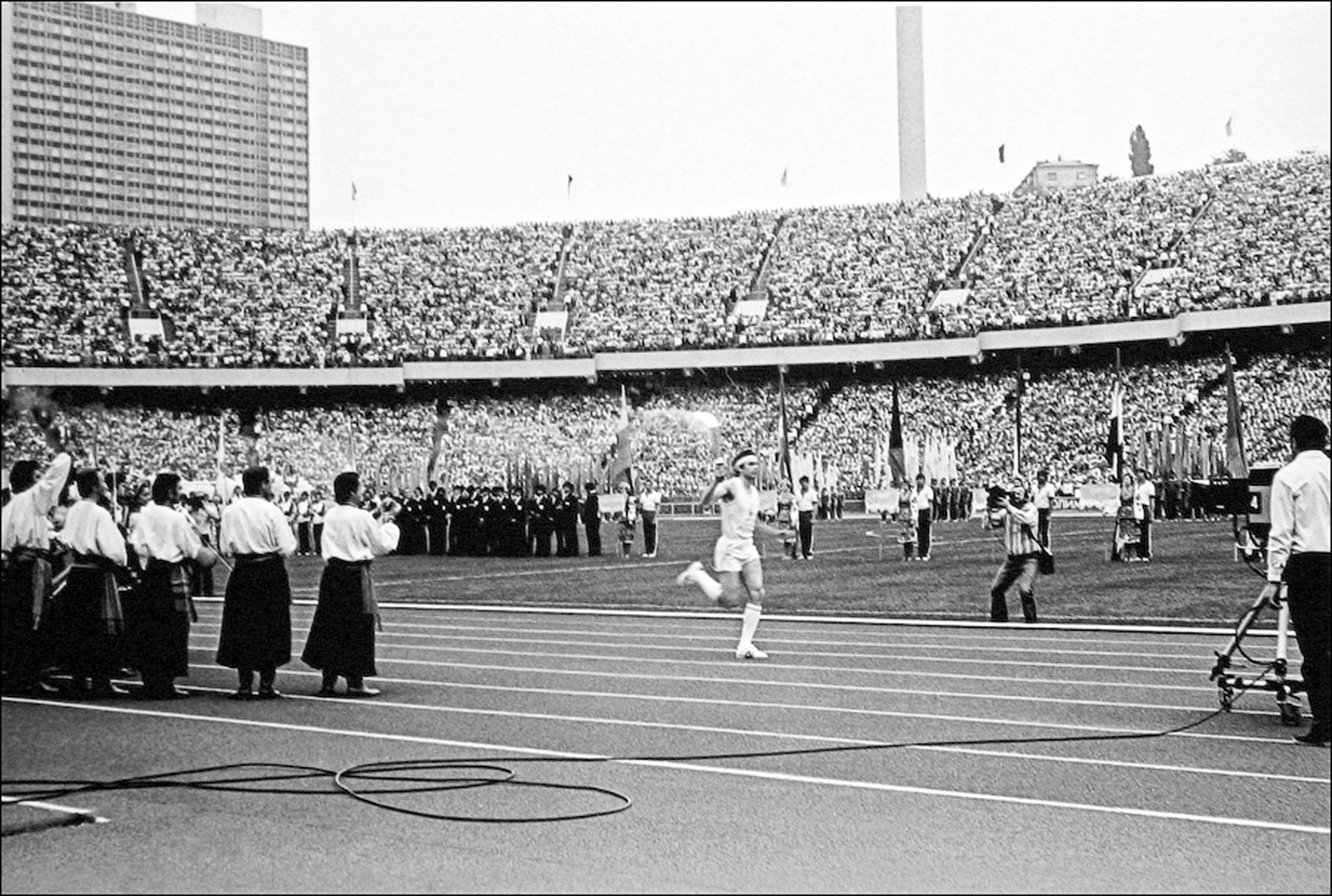 Бігун з олімпійським факелом на Республіканському стадіоні. Фото 1980 року.