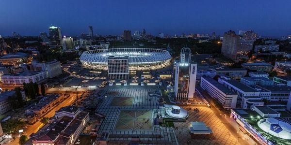 Сучасний вигляд Троїцької площі і НСК «Олімпійський»