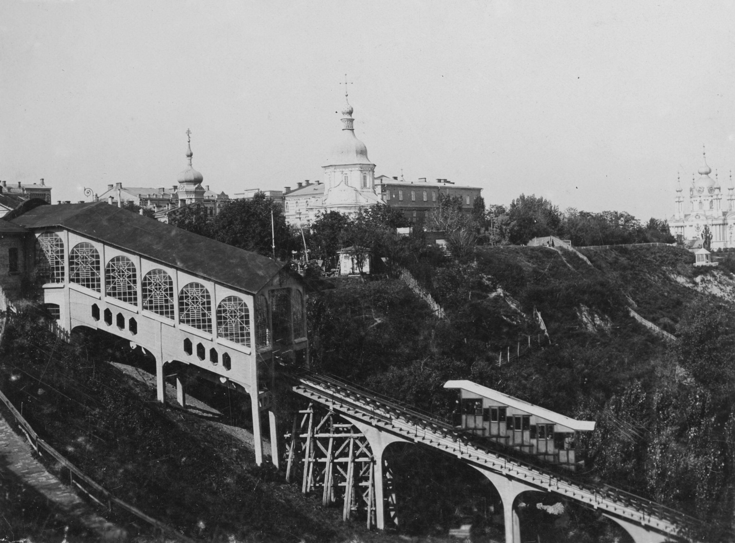Фунікулер на Михайлівському узвозі в Києві. Початок ХХ століття. Світлина з колекції Національного заповідника «Києво-Печерська лавра», інв. № КПЛ-Ф-4103.