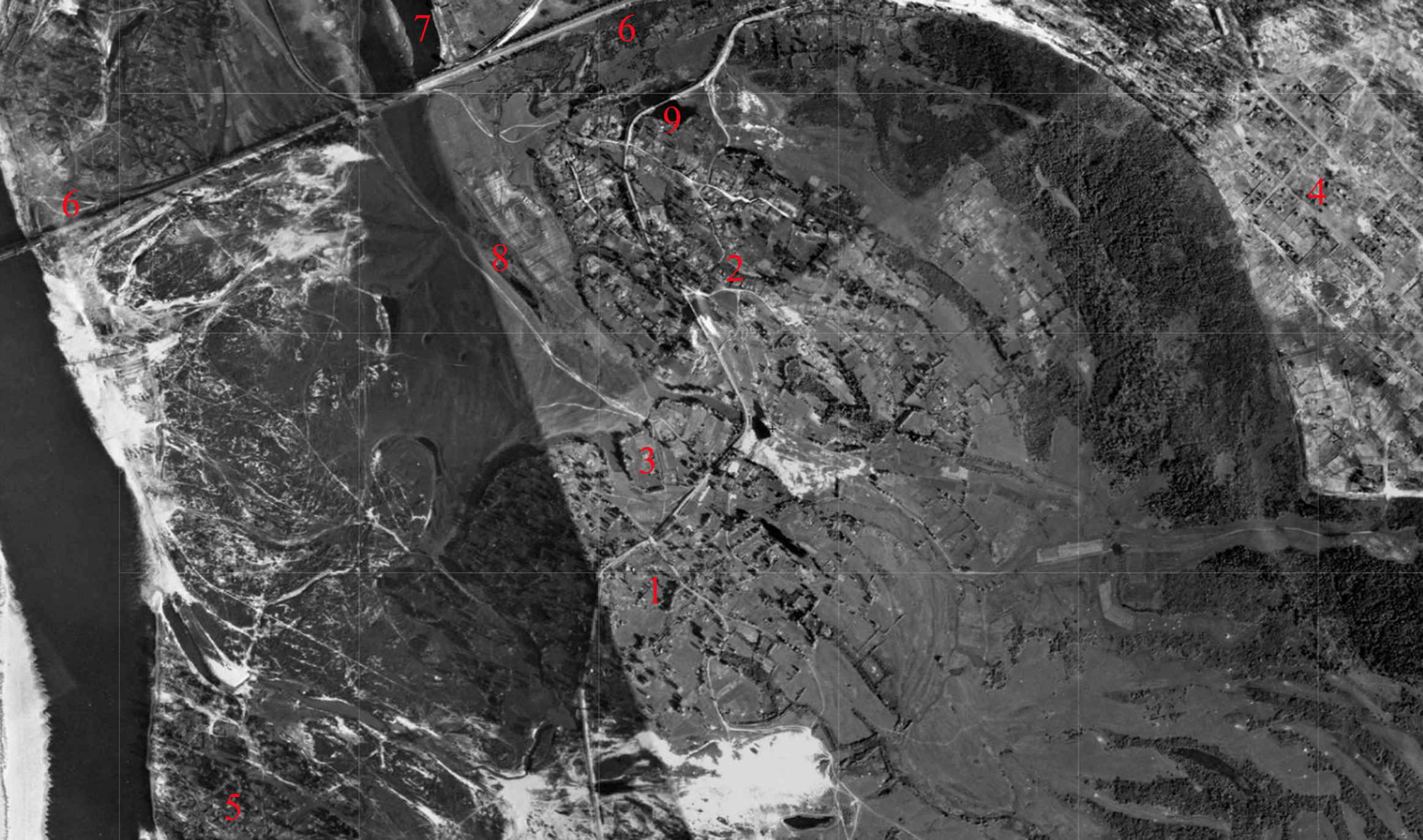 Село Позняки на німецькому аерофотознімку 1942—1944 років (фрагмент): 1 — Позняки; 2 — Нові Позняки; 3 — ділянка села, приватна забудова на якій збереглася дотепер; 4 — Червоний Хутір; 5 — Осокорки; 6 — залізниця; 7 — озеро Тельбин; 8 — Корольок; 9 — озеро Убідь.