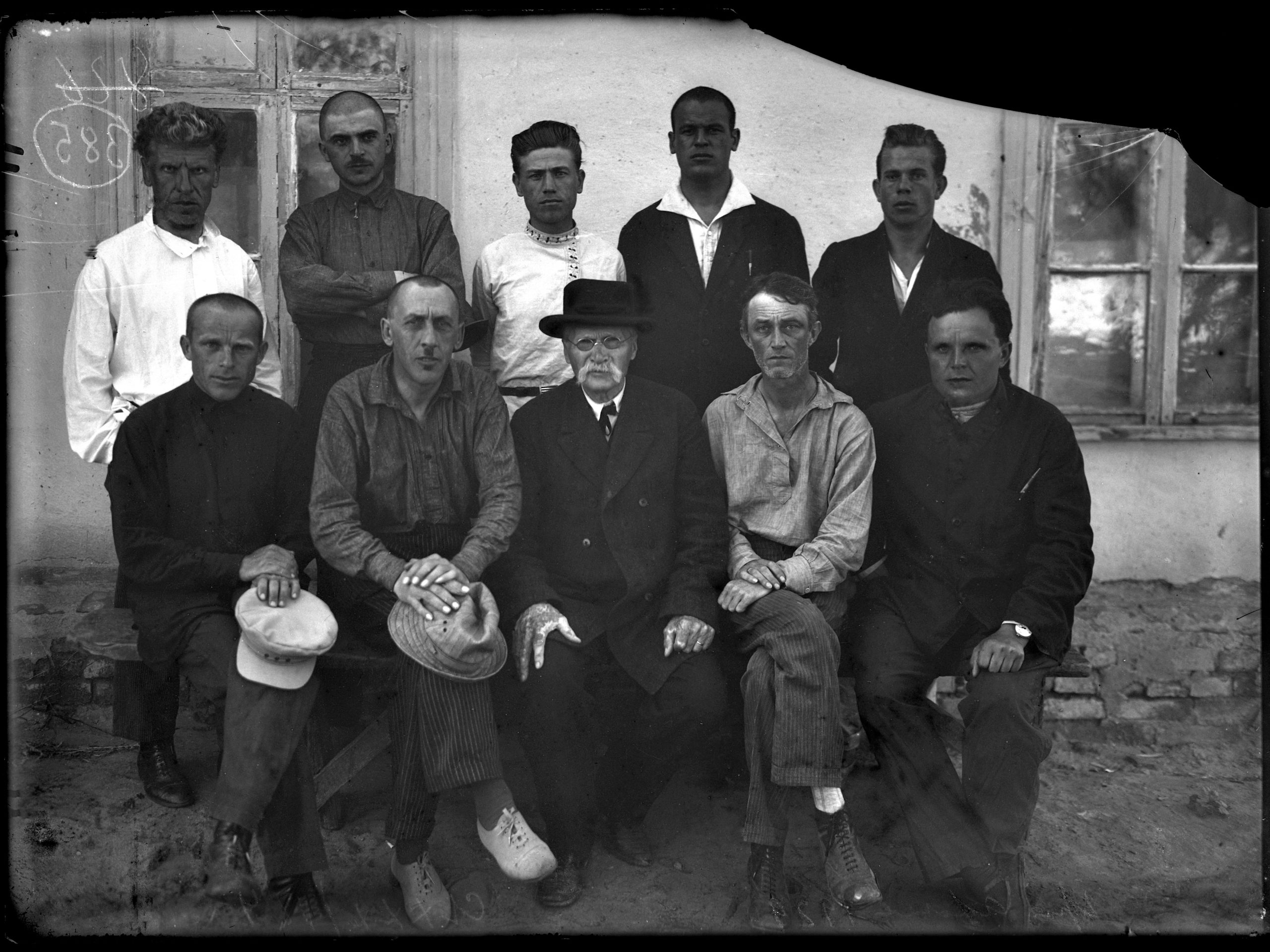 Учасники Дніпрогесівської археологічної експедиції, 1929 рік. Сидять: Володимир Грінченко, Михайло Міллер, Дмитро Яворницький, Аркадій Добровольський, Павло Козар. НА ІА НАН України. Ф. 57. Од. зб. 385