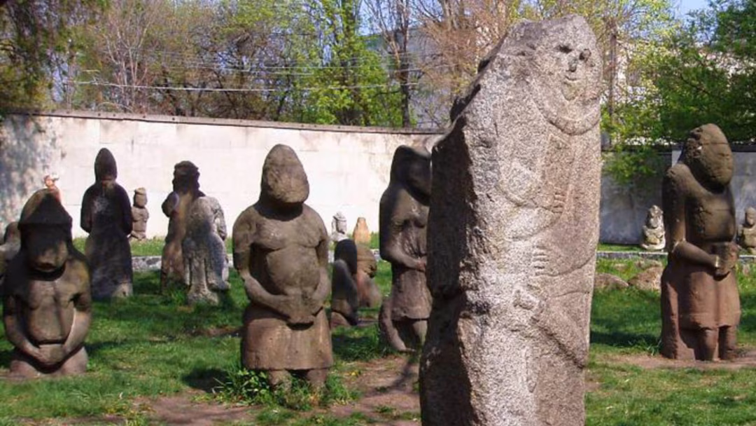 Камʼяні скульптури біля будівлі музею